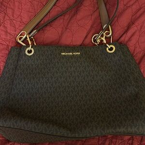 Michael Kors women’s shoulder bag never used